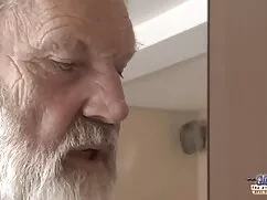 Hai cô gái gai bi ph ...