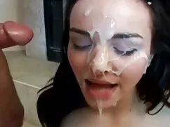 Cô gái lái xe một ph ...
