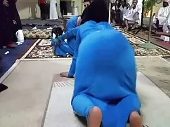một nhóm lớn phá tri ...