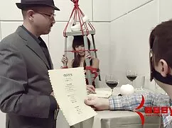 Cô bé bắt đầu sự ngh ...