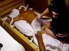 Cô bé với kính thích ...